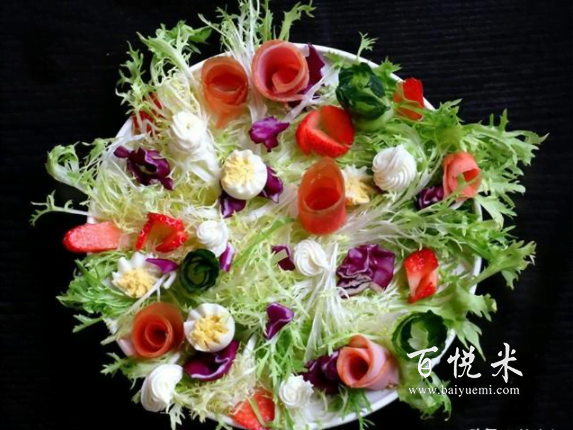 沙拉怎么做才有餐廳的味道，這道沙拉拼盤在家也能做，聚會(huì)適用